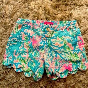 Lily Pulitzer Scalloped edge Buttercup shorts. Size 8. Like new, barely worn.